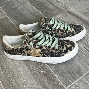 Casual sneakers, size 7.5 women’s